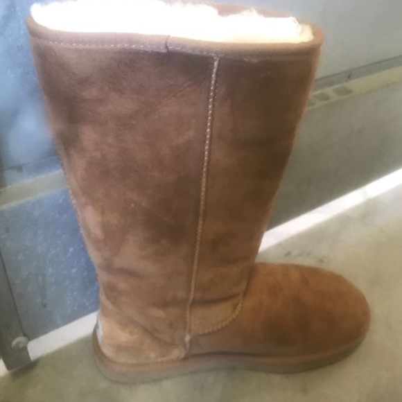 UGGS - Picture 4 of 5